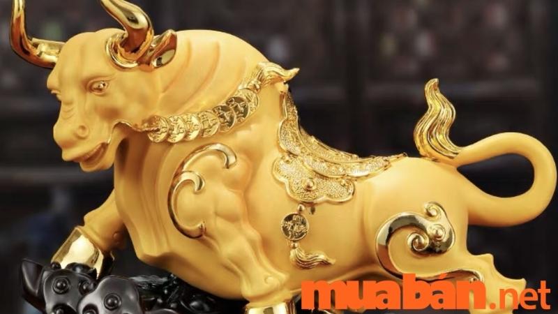 Trâu vàng 24k giá hàng chục triệu đồng gây sốt thị trường Tết Tân Sửu