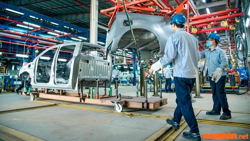 Tại Việt Nam, các ngành công nghiệp trọng điểm của nước ta được xác định bao gồm các ngành thuộc lĩnh vực khai thác, sản xuất và chế tạo