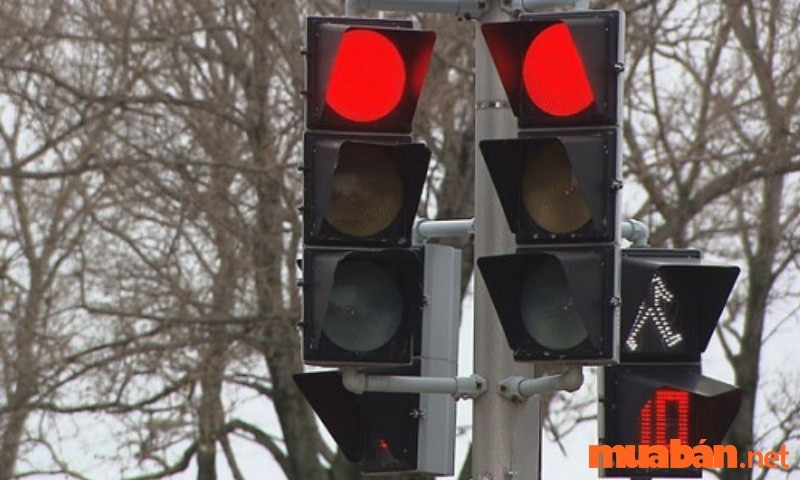 Vượt đèn đỏ để nhường đường cho xe ưu tiên có bị phạt không?