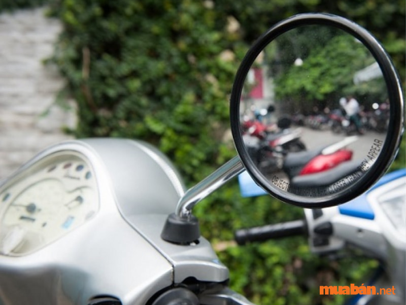 Phạm lỗi xe máy không gương có bị tước giấy lái xe không? 