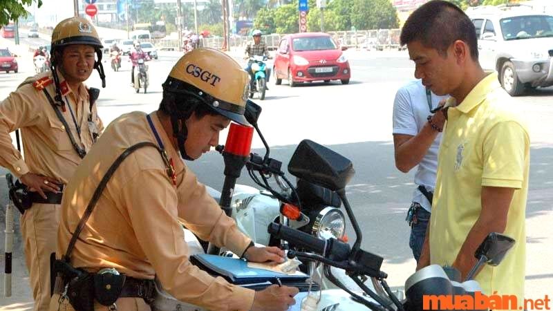 Chạy xe chậm cũng bị phạt