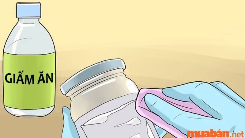 Dùng nước xà phòng và giấm ăn