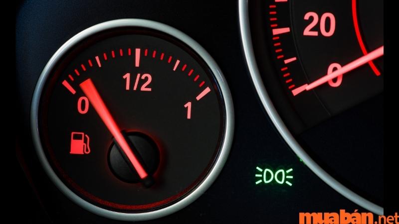Xe của bạn sẽ chạy được bao xa khi báo gần hết xăng?