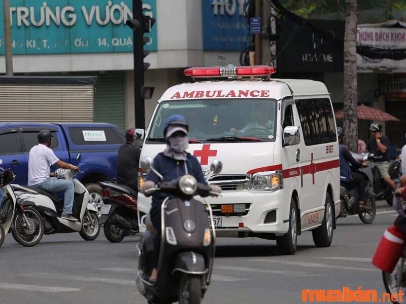 Xe cứu thương, xe cấp cứu đang trên đường chạy quá tốc độ nhưng không bị phạt