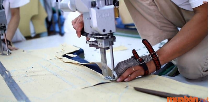 Thợ cắt vải cần phải cắt đảm bảo chất lượng.