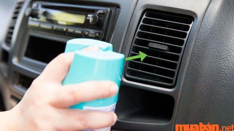 Khử mùi xe ô tô bằng xịt phòng