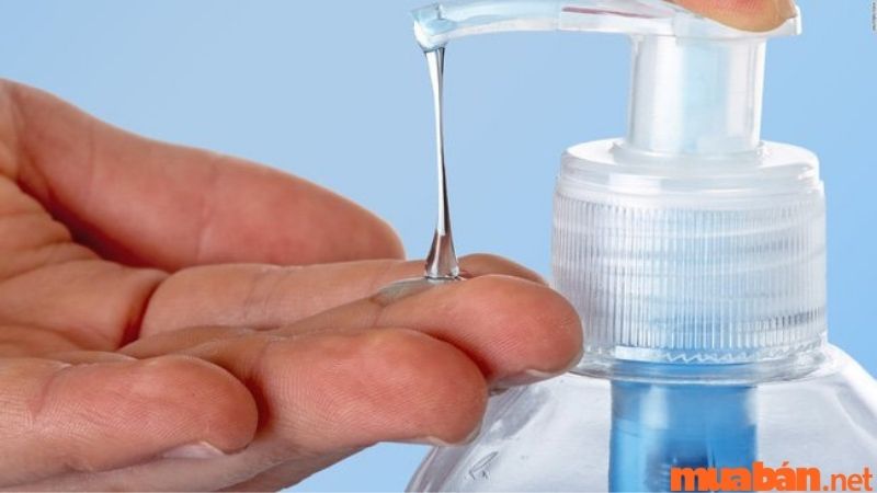Cách rửa sạch dầu nhớt trên tay bằng các dung dịch rửa tay chuyên dụng
