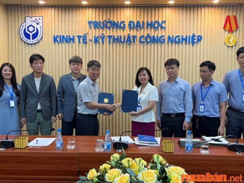 Review Đại học Kinh Tế Kỹ Thuật Công Nghiệp - Đội ngũ cán bộ giảng viên