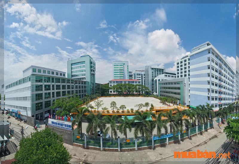 Trường Đại học Công nghiệp Thành phố Hồ Chí Minh (mã trường: IUH) thành lập năm 2004, là một trong những cơ sở giáo dục đại học lớn tại Việt Nam, trực thuộc Bộ Công Thương. Trường định hướng ứng dụng và thực hành, chuyên về đào tạo nhóm ngành kỹ thuật công nghiệp và kinh tế công nghiệp. 