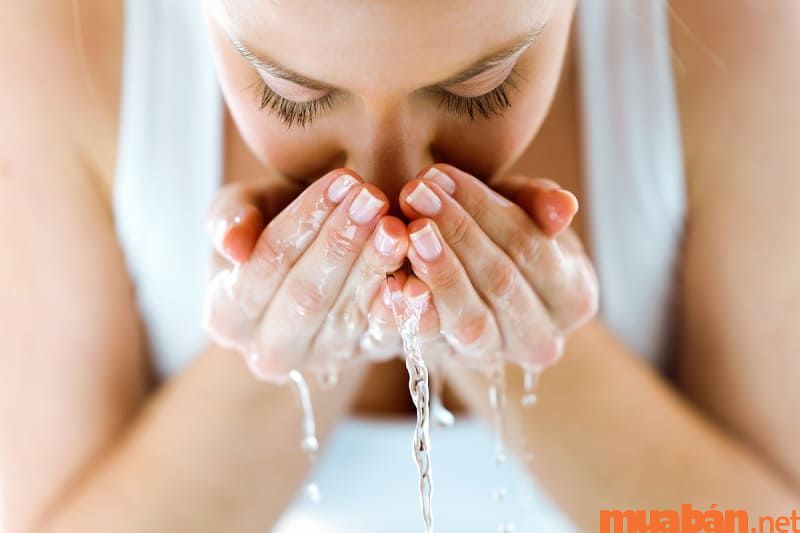 Rửa mặt bằng nước lạnh sẽ giúp bạn bớt buồn ngủ và tỉnh táo nhất.