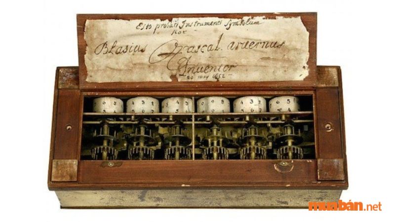 Năm 1645, Blaise Pascal (người Pháp) - nhà toán học đã phát minh ra một bộ máy có tên Pascaline. Dù Pascaline không phải là chiếc đồng hồ thực sự nhưng những bánh răng của nó đã được ứng dụng để đo quãng đường đã đi.