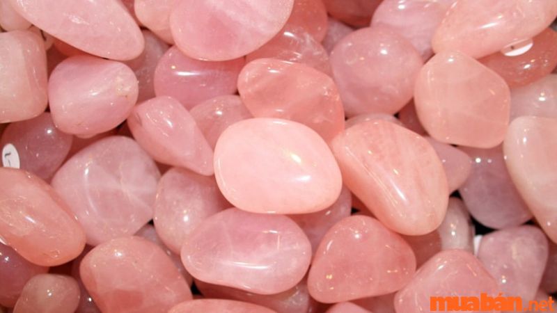 Màu hồng của đá được tạo thành từ các hợp chất bao gồm sắt, mangan và titin