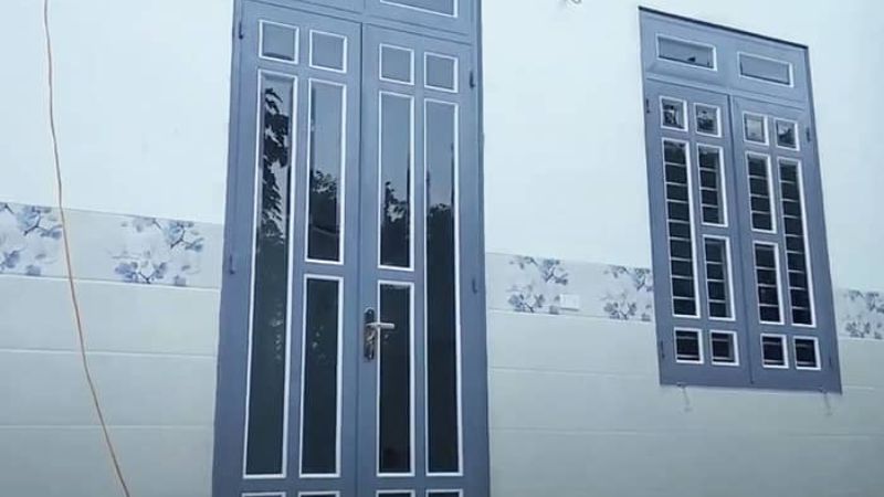 Cửa sắt phòng trọ: 5+ mẫu đẹp, an toàn và bảng giá mới nhất Cửa sắt kết hợp kính mang đến không gian sáng sủa, hiện đại và vẫn đảm bảo độ bền