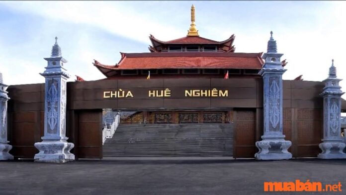 Chùa Huê Nghiêm là ngôi cổ tự lâu đời nằm tại quận 2