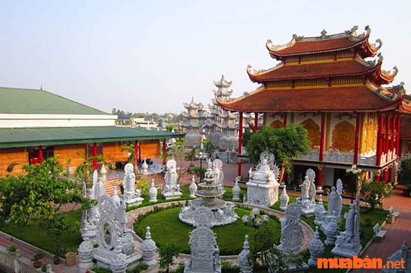 Chùa Cao Linh sở hữu những tòa bảo tháp bằng đá tinh xảo nằm 2 bên tòa chính điện