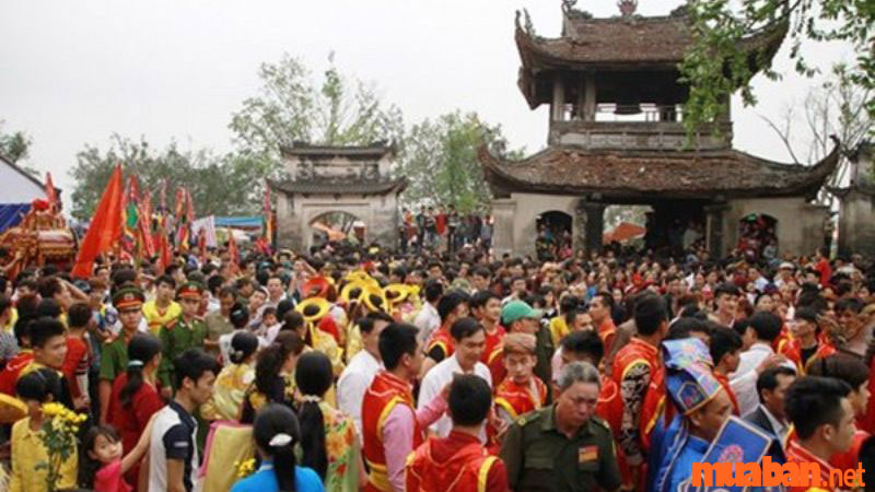 Lễ hội chùa Bút Tháp thu hút nhiều người đến tham gia
