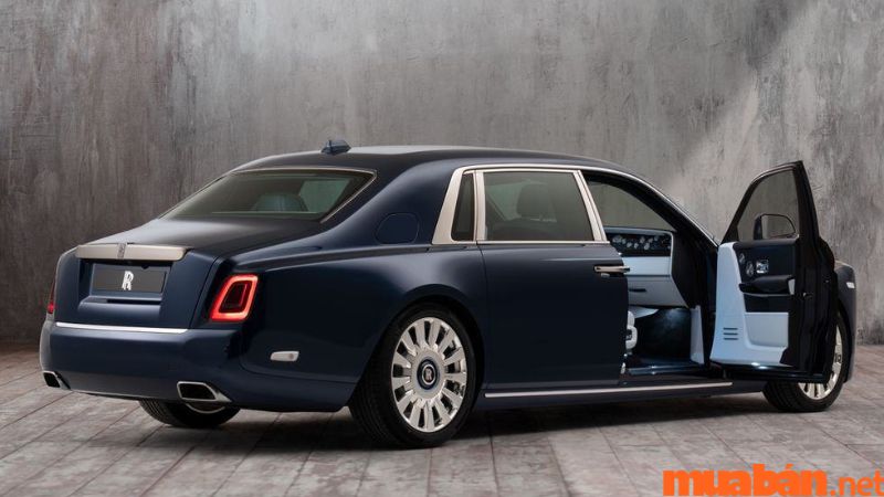 Phần đuôi xe tinh tế - Rolls- Royce phantom là xe gì?