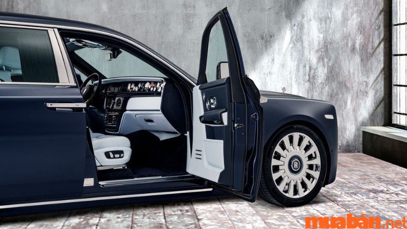 Nội thất sang trọng  - Rolls Royce phantom là xe gì?