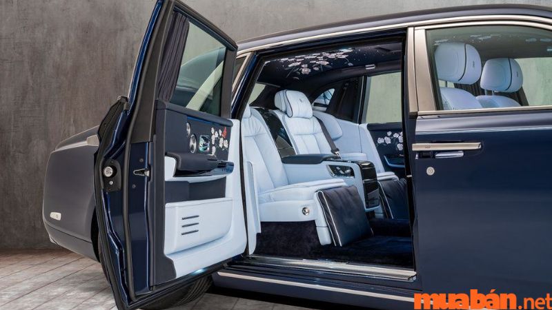 Ghế sau được bọc da đẳng cấp  - Rolls Royce phantom là xe gì?