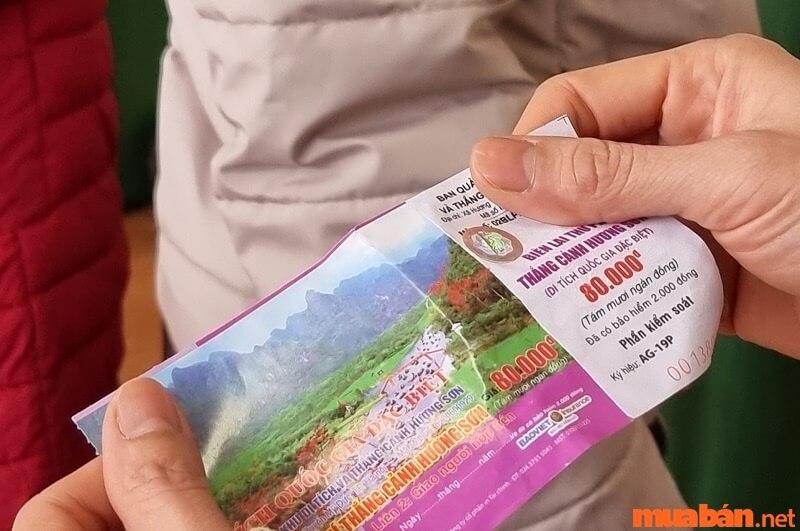 Giá vé tham quan quần thể danh thắng chùa Hương là 80,000 VNĐ/người lớn