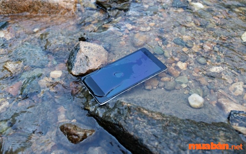 Điện thoại vô tình bị nhiễm cần nước cũng chính là vẹn toàn nhân khiến cho nút mối cung cấp Smartphone bị liệt