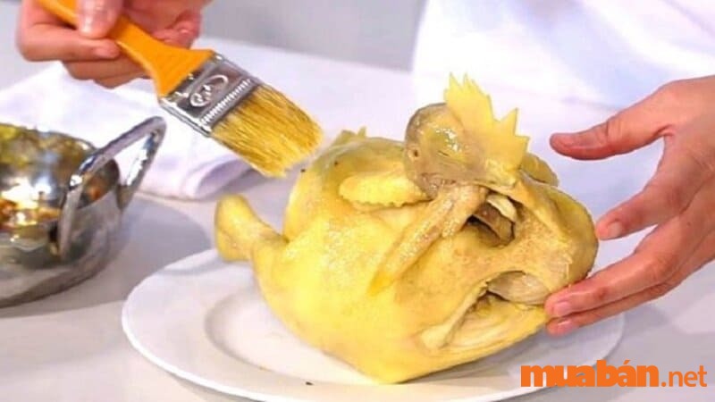 Phết nghệ lên da gà giúp gà có màu vàng óng bắt mắt
