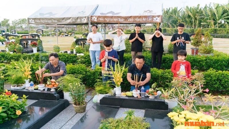 Các thành viên trong gia đình thực hiện đọc văn khấn tảo mộ