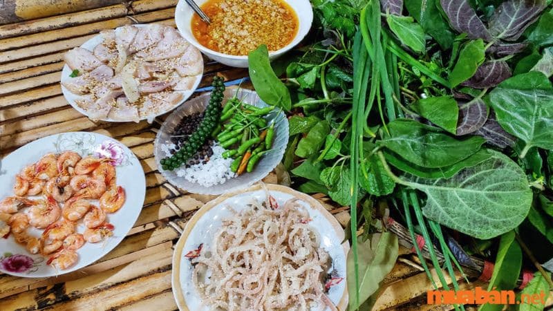 Gỏi lá đặc sản Kon Tum với hơn 30 loại rau rừng và các món ăn kèm