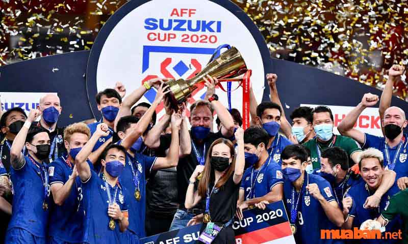 Đội tuyển Thái Lan đã nâng cúp vô địch tại AFF Cup 2020