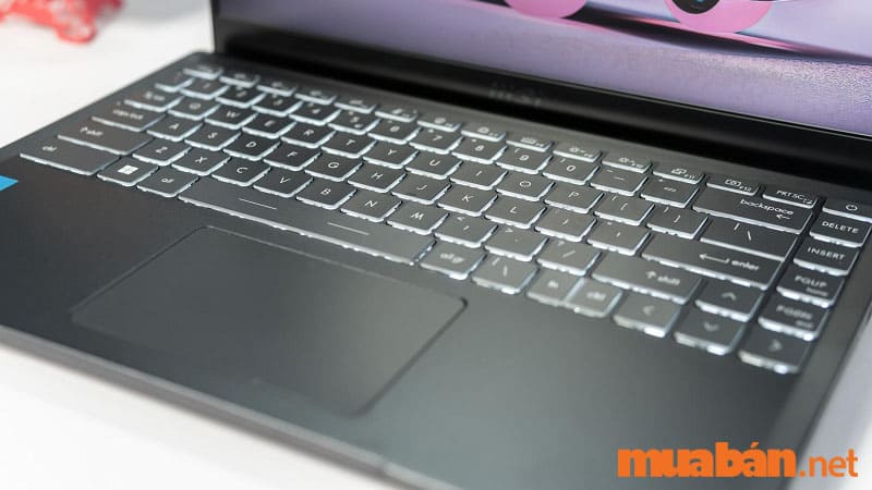  MSI Modern 14 B5M R5 - Laptop có đèn bàn phím.