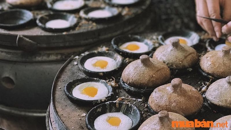Bánh căn Đà Lạt với nhân trứng cút nướng trên lò than
