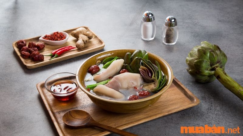 Atiso hầm chân giò heo là một món đặc sản Lâm Đồng rất bổ dưỡng, xuất hiện trên thực đơn của nhiều nhà hàng phố núi