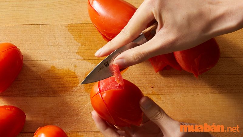 Dùng dao khứa 5-6 đường xung quanh quả cà chua