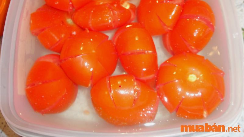 Sau khi ngâm, cần rửa cà chua thật sạch với nước nhiều lần để loại bỏ vôi