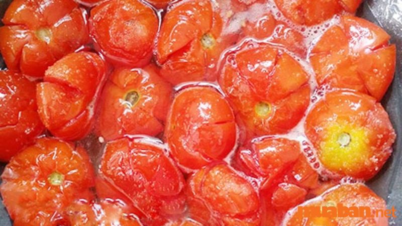 Dùng thìa đảo và rưới đều đường lên các mặt của trái cà chua khi sên