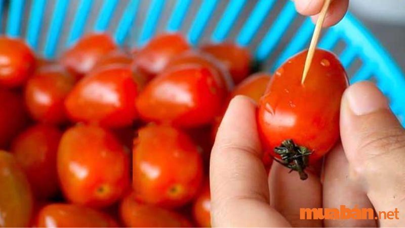 Dùng tăm xỉa răng tạo nhiều lỗ nhỏ trên tất cả trái cà chua