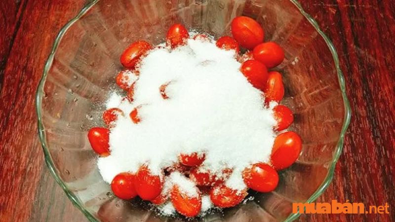 Kiểm tra độ ngọt của trái cà chua bi trước khi ướp với lượng đường đã chuẩn bị sẵn