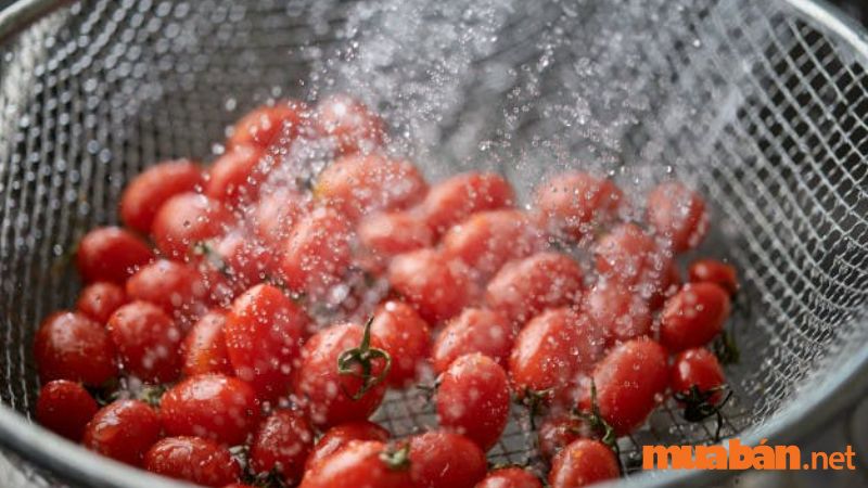 Rửa sạch cà chua, ngâm với nước muối pha loãng rồi dùng tăm xỉa răng xiên