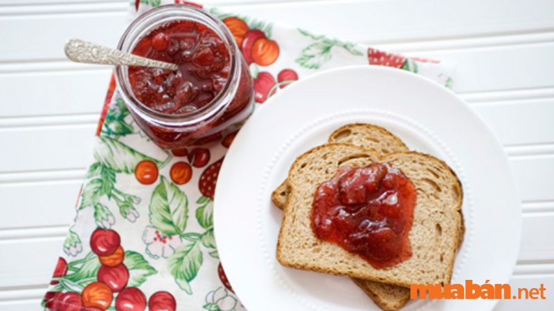 Cách làm mứt cà chua dùng chung với bánh mì giòn sẽ mang lại một buổi sáng đơn giản nhưng cực kỳ thơm ngon