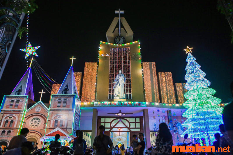 giáo xứ Tân Phú được trang trí bằng ánh đèn nhấp nháy