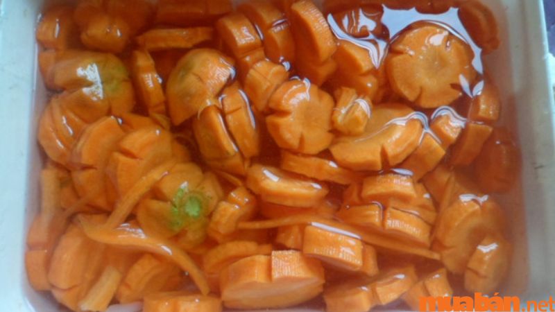Ngâm cà rốt vào nước vôi để mứt giòn hơn