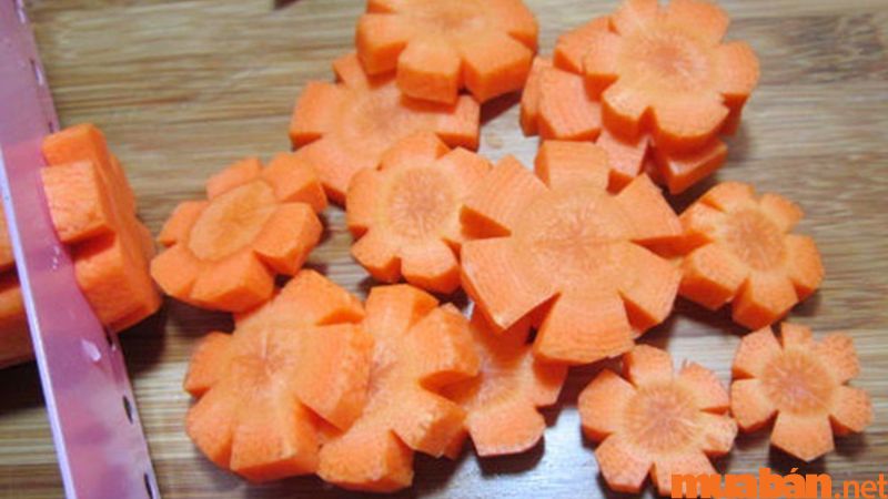 Gọt vỏ và cắt cà rốt thành từng miếng vừa ăn, có thể tỉa thành các hình dạng khác nhau