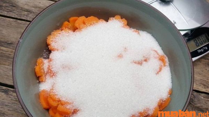 Cho đường vào trộn đều với cà rốt để ướp