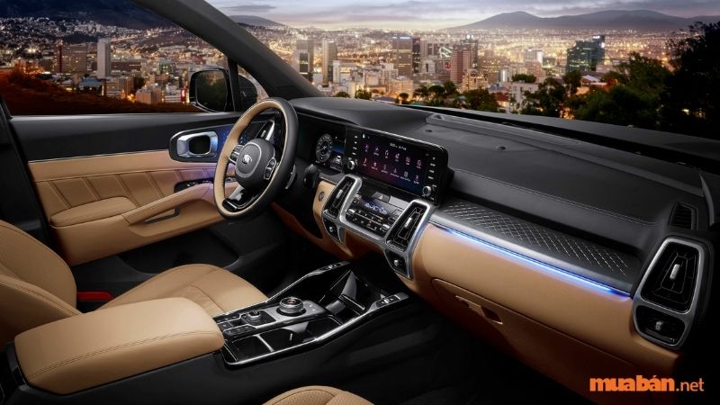 Chi tiết ghi điểm nhất đối với người mua xe chính là 2 màn hình cỡ lớn trong phần khoang lái, điều này giúp Kia Sorento 2021 trông hiện đại hơn hẳn. Có thể được thiết kế bao gồm màn hình thông tin giải trí với kích thước 10,25 inch, bảng đồng hồ kỹ thuật với kích thước 12,3 inch.