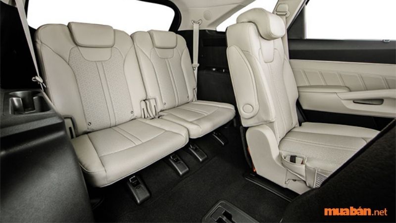 Thân xe Kia Sorento 2021 có kiểu dáng to hơn nhiều so với những phiên bản trước, hơn nữa còn cung cấp cho khách hàng tùy chọn cấu hình khác nhau: 5 chỗ ngồi hoặc 7 chỗ ngồi. Điều này có nghĩa là phần cabin rộng hơn và có nhiều không gian chở đồ ở phía sau. 
