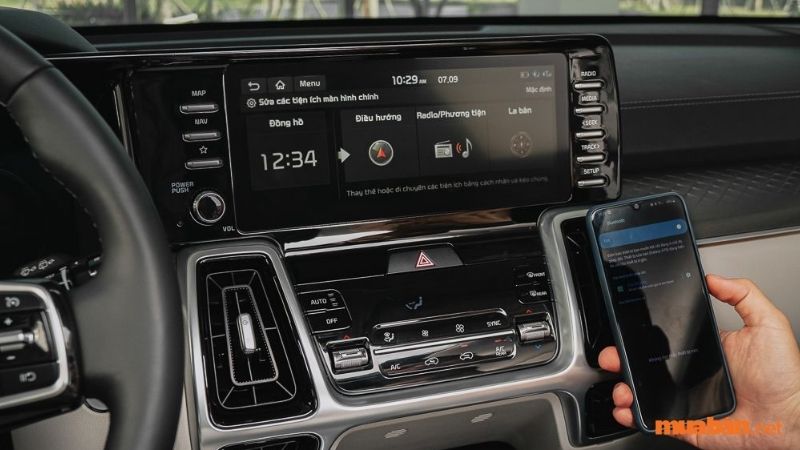 Dựa trên các thông số kỹ thuật, xe Kia Sorento 2021 trang bị cho mình hệ thống thông tin giải trí màn hình rộng cảm ứng rộng 10,25 inch mới nhất, cung cấp nhiều các tính năng định vị, nghe nhìn.