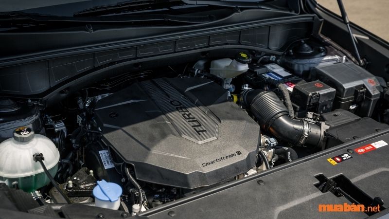 Động cơ hybrid là sự kết hợp giữa động cơ xăng loại Smarteam 4 xi lanh có dung tích 1.6L, hộp số tự động 6 cấp, động cơ điện 44.2 kW và bộ pin lithium-ion 1.49 kWh. Hệ thống động cơ này giúp xe Kia Sorento 2021 có thể đạt đến công suất 230 mã lực và momen xoắn cực đại đạt 350 Nm.