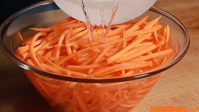 Tiến hành ngâm cà rốt với nước muối 