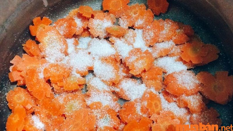 Cho cà rốt vào thau sau đó cho đường vào ướp