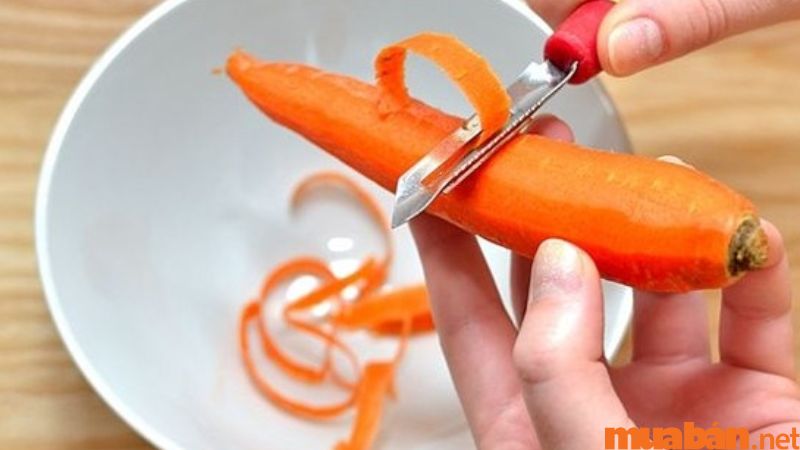Gọt vỏ và thái cà rốt thành từng miếng mỏng vừa ăn